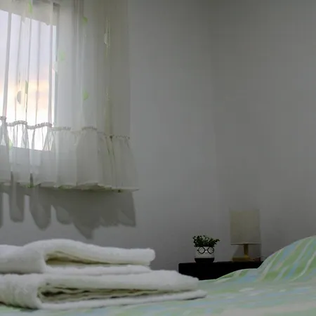 Nanas House - Entire Old House With Private Yard *