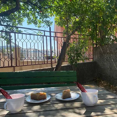 Lägenhet Nanas House - Entire Old House With Private Yard