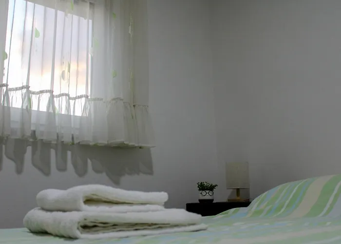 Nanas House - Entire Old House With Private Yard *