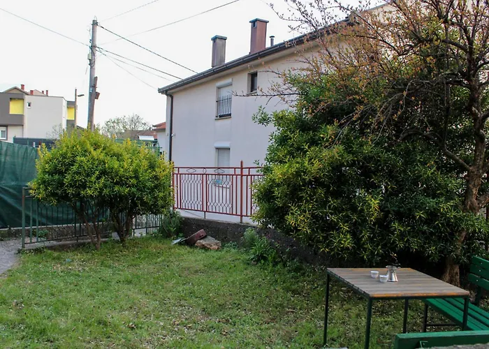 Nanas House - Entire Old House With Private Yard