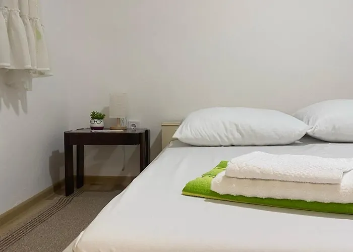 Nanas House - Entire Old House With Private Yard *