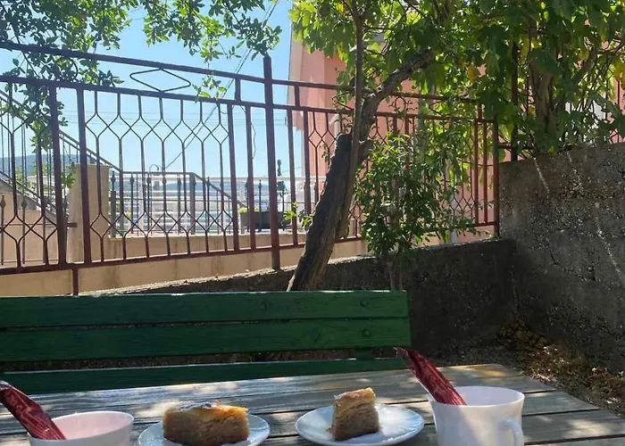 Appartamento Nanas House - Entire Old House With Private Yard